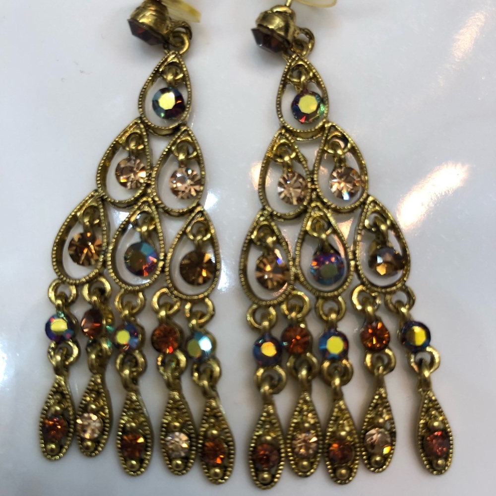 Like new gold tone dangly earrings.